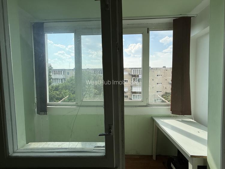 Apartament 3 camere, etaj 3, semidecomandat, centrala, P-ta Doina - 10