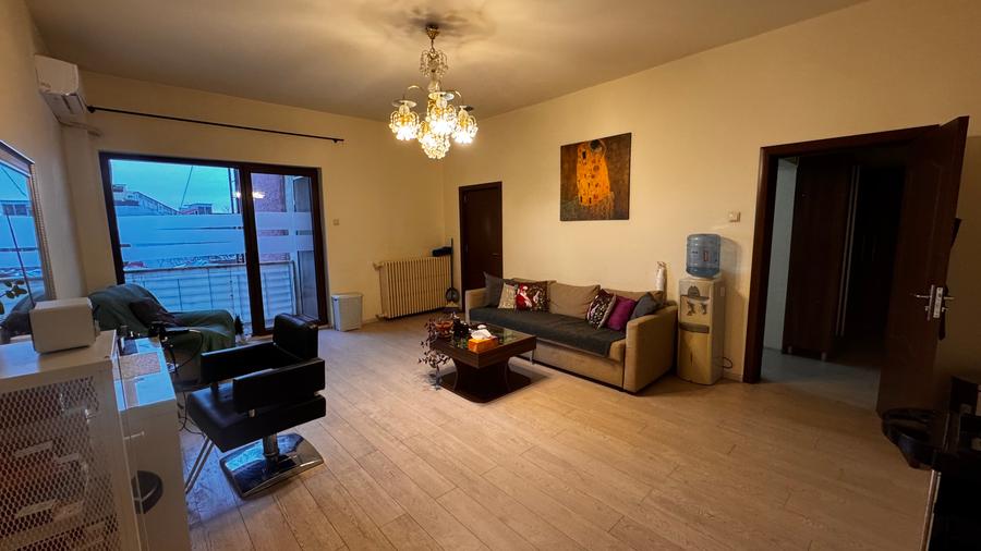 Apartament mare, luminos, 50 metri de metrou.
