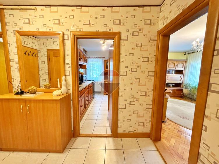 Apartament decomandat cu 3 camere, 2 balcoane și boxă