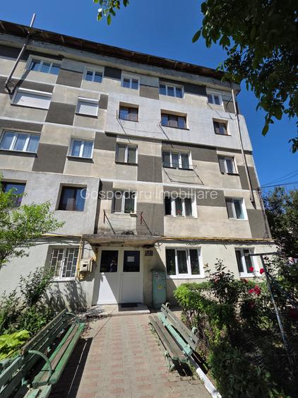 Apartament 3 camere etaj 4 zona liceu Emil Botta Adjud - 12
