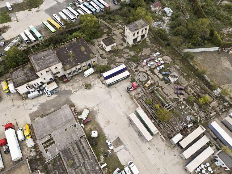 Clădiri industriale cu teren 6820mp