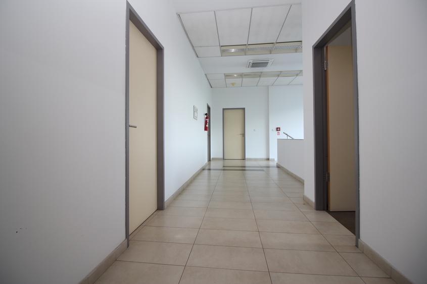 70 mp în două birouri de 36 și 34 mp, 2 parcări