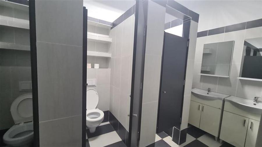 Spatiu comercial 850 mp , Vitrine, artera principala