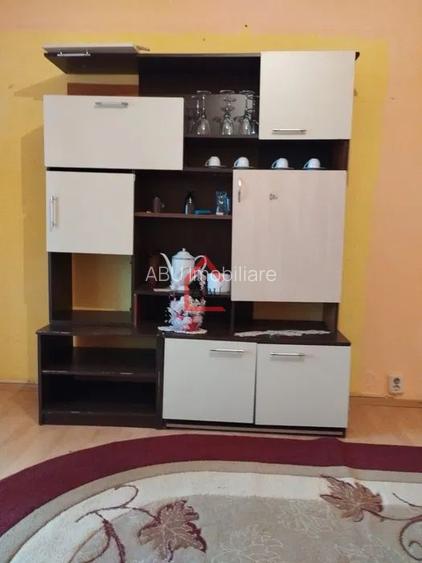 De vanzare  Apartament cu 3 camere - 2