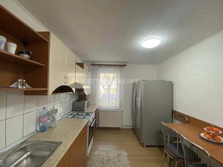 Apartament cu 3 camere, cu doua locuri de parcare, situat in cartierul Tractorul - 6