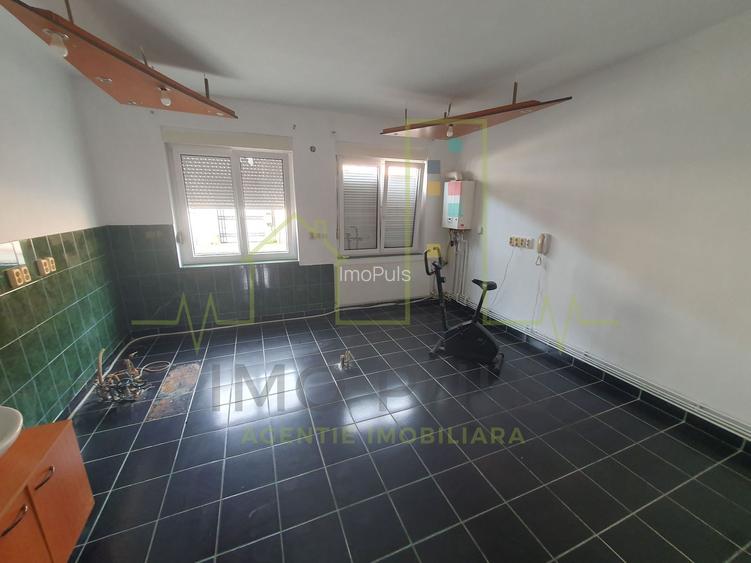 Casa individuala. 2 fronturi de pe 2 strazi (fata-spate). Se poate imparti in 2 - 11