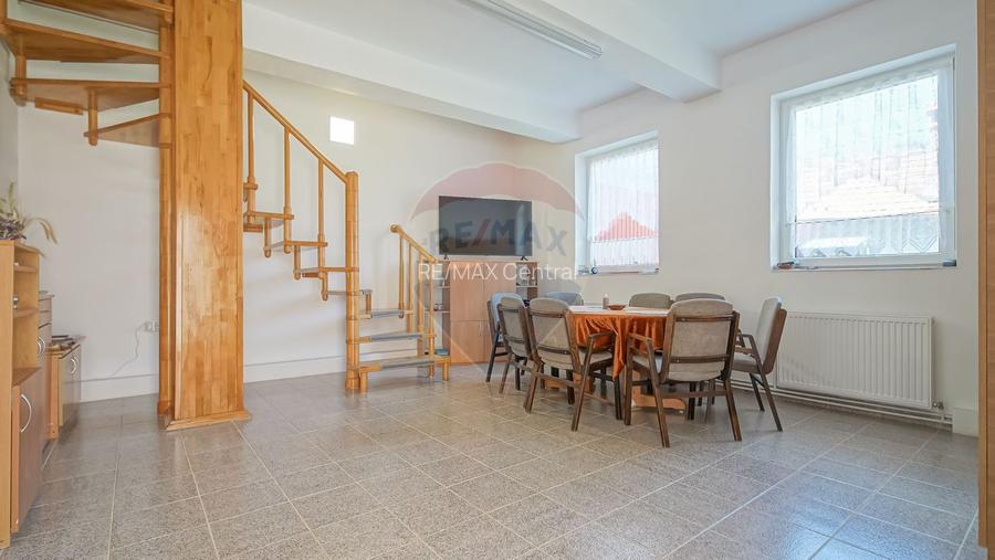 Casă falnică, curte individuală, langă Piața Unirii, în inima Scheilor - 11