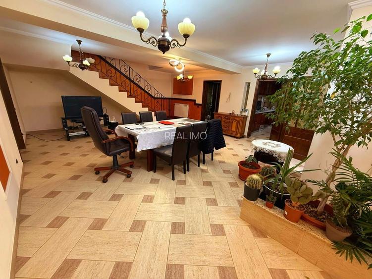 Cauți o casă mare sau spațiu pentru business? Aici le ai pe ambele! - 26