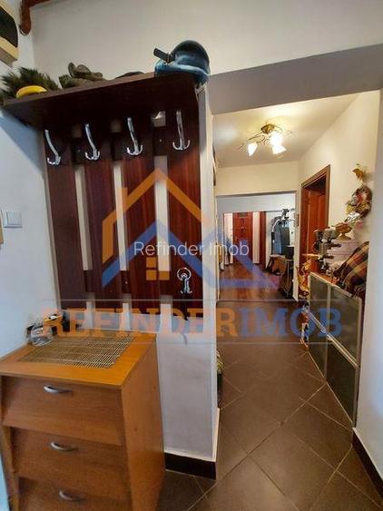 Apartament de vanzare cu 3 camere, 2 gr sanitare - zona 13 Septembrie - 6
