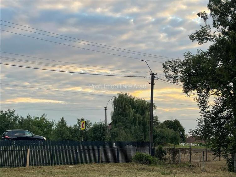 Casa in Paulis-Baratca la Parter cu deal in spate - 2