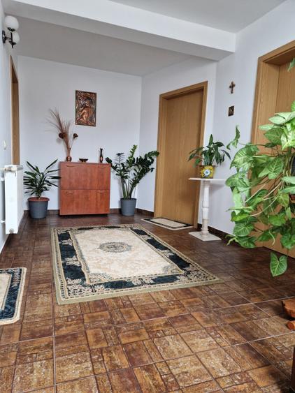 Mosnita Veche - Casa individuala cu 3 dormitoare si 2 garaje