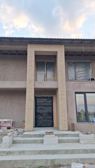 Vilă cu teren de 1.500 mp – arhitectură modernă, spații spectaculoase – Dumbrava