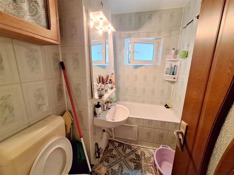 Apartament 3 camere semidecomandat zona Bazinul de Innot