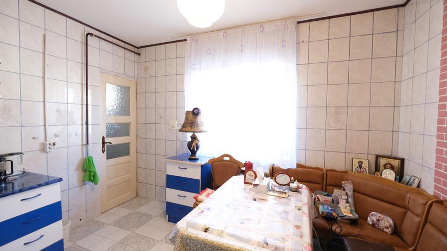 Vanzare casa D+P+1+pod si 519 mp teren in Piatra Neamt compusa din 2 apartamente