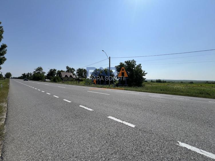 Teren 9969 mp, situat la E85, între două intrări pe autostrada A7 - 4