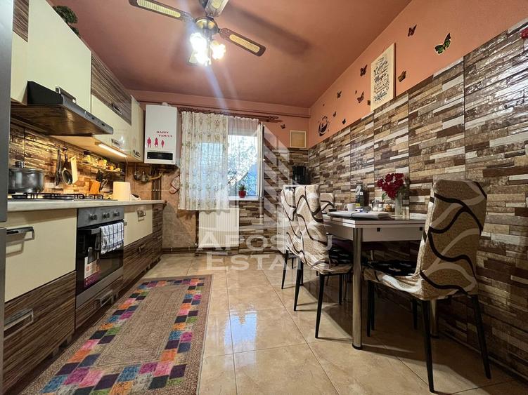 Apartament cu 3 camere, decomandat, 2 bai , 2 balcoane,zona Soarelui
