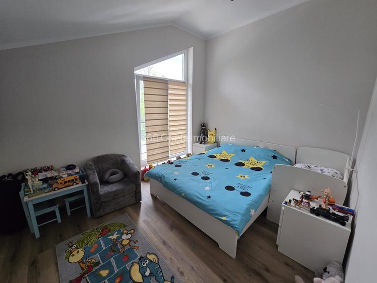 Duplex despartit prin camera tehnica - 4 camere Toate Utilitatile - 14