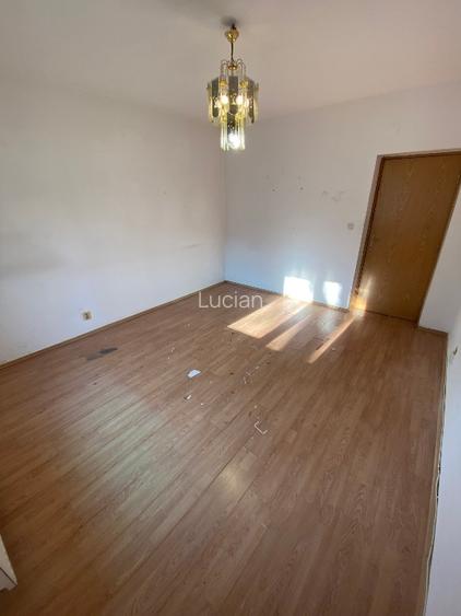 Vila cu 3 apartamente  la parter,etaj  si mansarda - 6