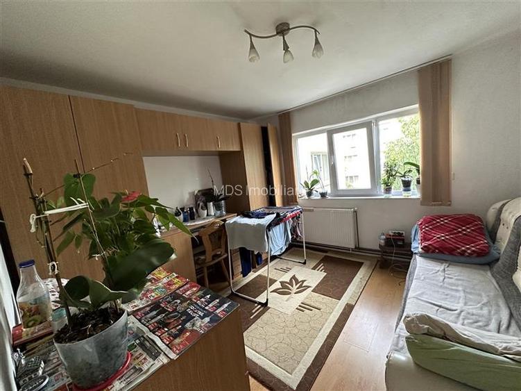 Decomandat etaj intermediar - 14