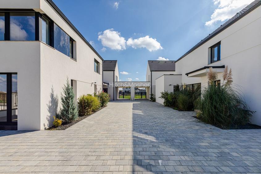 Casa Modernă cu Spații Vitrate Generoase - 23