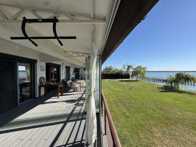 Un apartament ca o casa, cu peluza si ponton pe lac - 2