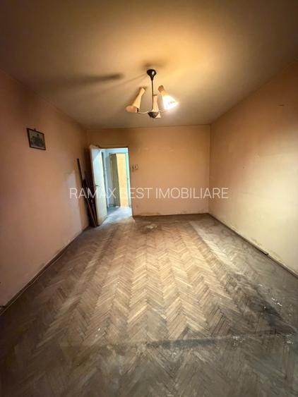 Titan, la 5 minute metrou Costin Georgian, pe intrarea Muncii, bloc 1977 - 12