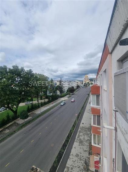 Apartament cu trei camere zona centrala - 11