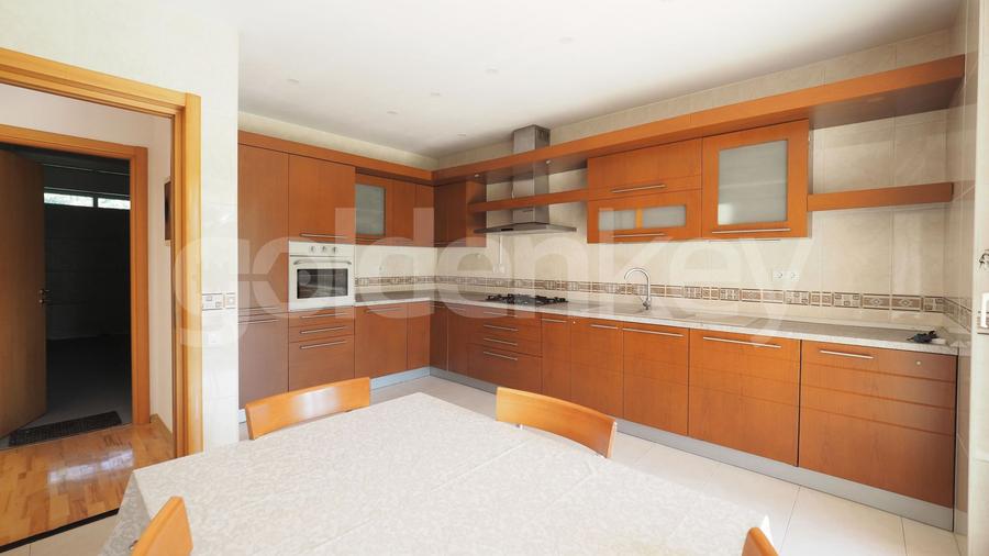 Vila cu 6 camere in complex rezidential cu piscina