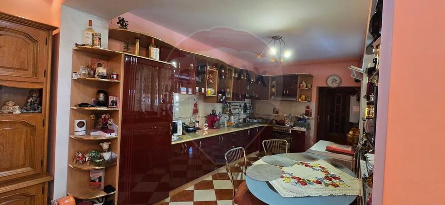 Casă cu etaj deosebită în Chișineu-Criș – un cămin creat cu suflet