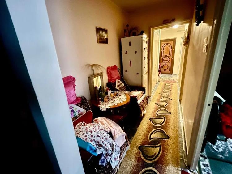 Apartament cu 3 camere decomandat, etajul 2/4, zona Canta