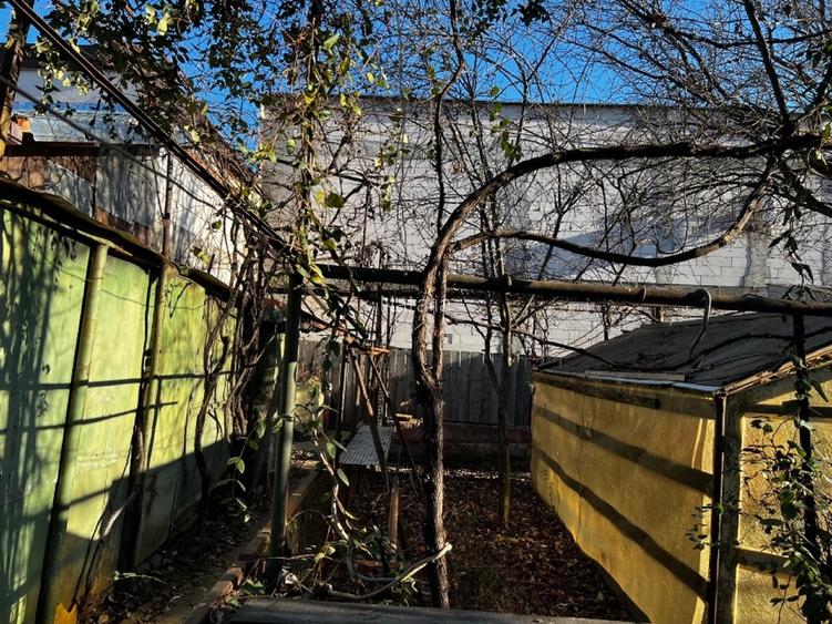 Închiriez casă curte Apărătorii Patriei - 11