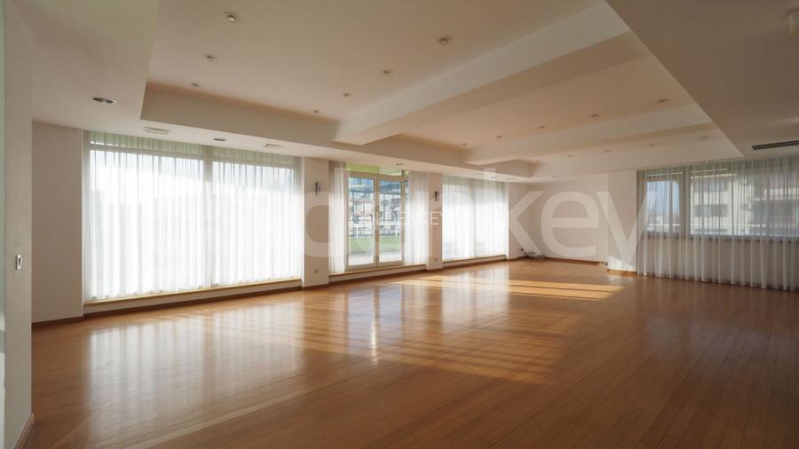 Apartament insorit cu 4 camere si terasa generoasa, 2 garaje - 2