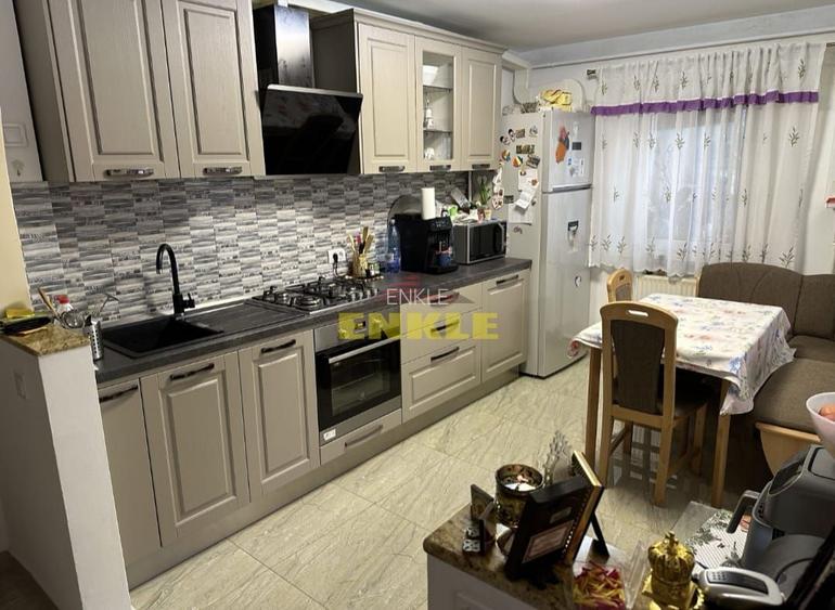 De vanzare apartament cu 3 camere, zona Mall. - 3
