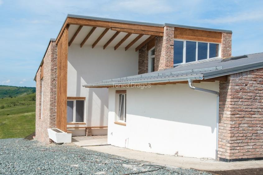 casa semifinisata, cu totul diferita, in varf de deal, de vanzare - 3