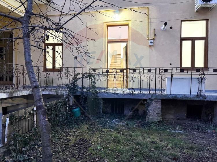 Apartament 4 camere, pe 2 niveluri si curte comuna în Centru - 40