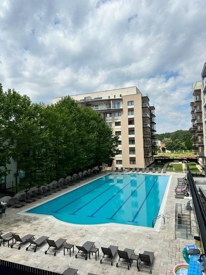PROPIETAR apartament spatios 2 camere cu vedere deschisa catre piscina si Padure