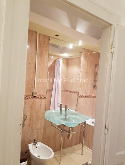 Vand apartament la casa 2 camere central Piata Catedralei - 12