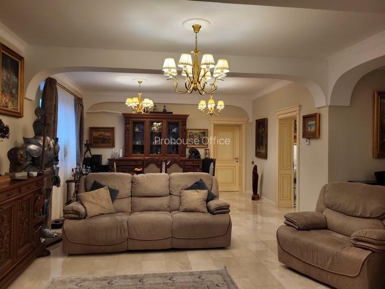 Reședință de colecție pe malul lacului/ Arhitectură neoromânească 2051 mp, teren - 11