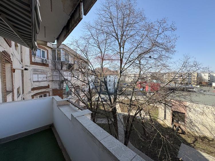 Vanzare apartament 3 camere decomandat cu loc parcare Micalaca zona300 - 17