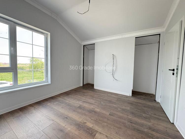 Duplex despartit prin camera tehnica - 4 camere Toate Utilitatile - 12