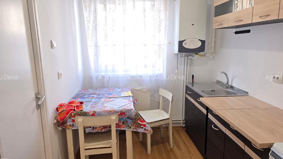 Inchiriez sau vand apartament 4 camere in Deva, zona Pietei Centrale, etaj 3, - 2