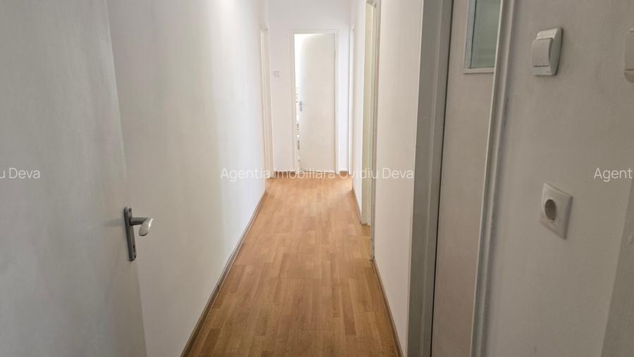 Vand sau inchiriez apartament 4 camere in Deva, zona Pietei Centrale, etaj 3, - 4