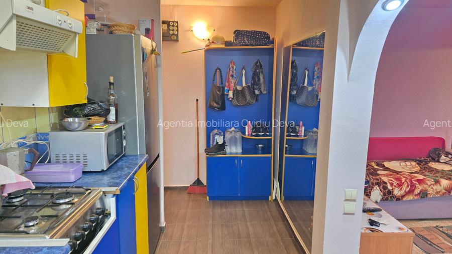 Vand apartament 3 camere semidecomandat in Deva, zona Micro 15, etaj 3, - 2
