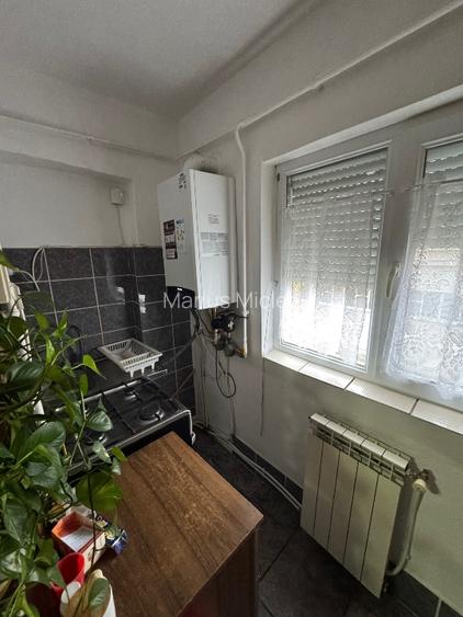 Vand apartament 2 camere , etaj 2  - 3