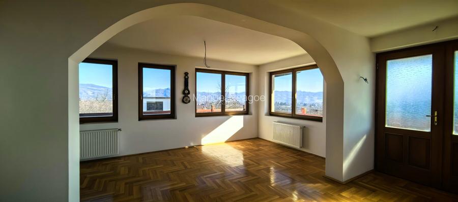 Vila/Pensiune 620mp  , teren generos 3862mp , priveliste de top , neopturata - 2