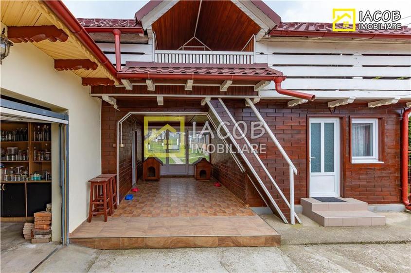 Casa, anexe, 3762 mp teren, 25000 mp padure, Comanesti, jud. Bacau