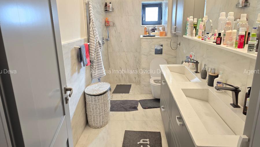 Vand apartament 4 camere deosebit in Deva, bld. Decebal (ultracentral), etaj 1 - 3