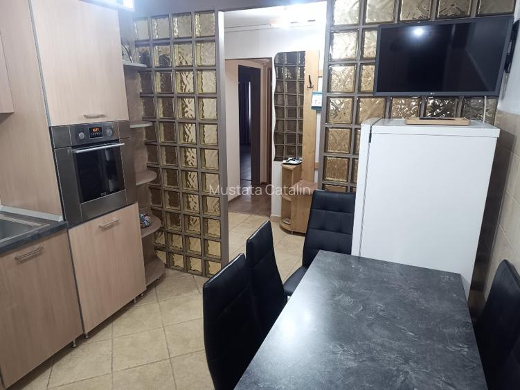 PROPRIETAR, vând apartament cu 4 camere, decomandat, et1, 2 bai, zona Lipovei  - 6