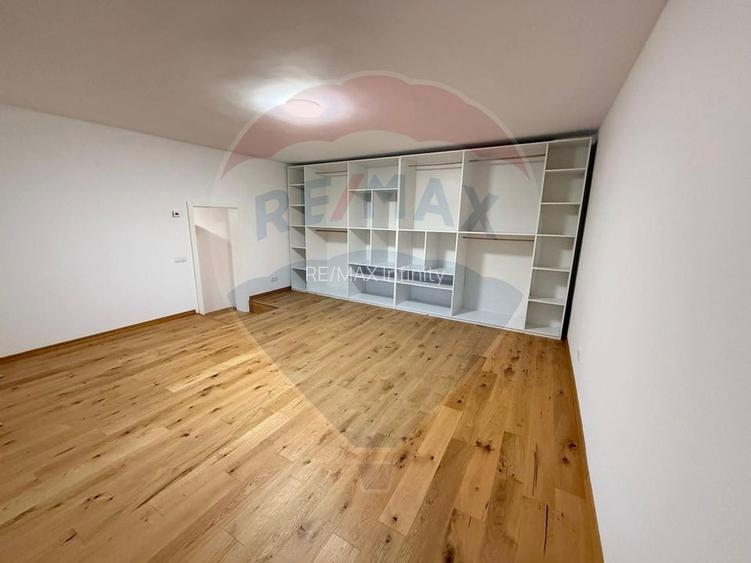 Apartament 4 camere, pe 2 niveluri si curte comuna în Centru - 12