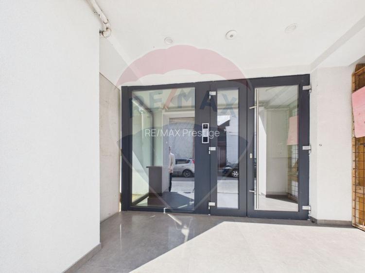 Apartament la parter ce are curte proprie ,  2 camere in Bloc nou - 23